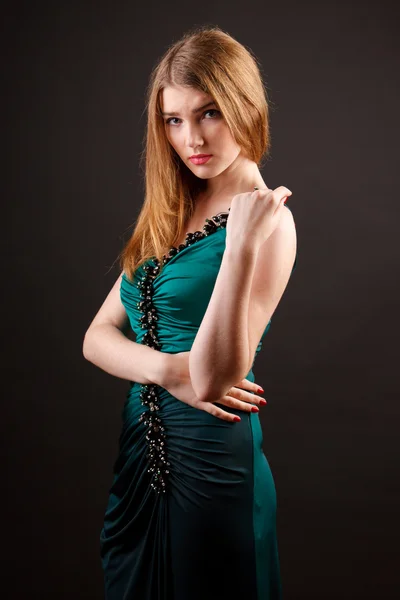 Portrait studio d'une belle jeune femme en robe verte — Photo