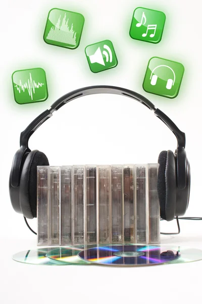 De scène van de muziek. hoofdtelefoon op de audio cartridges. — Stockfoto