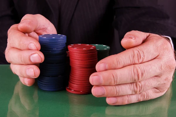 Человек играет в покер — стоковое фото