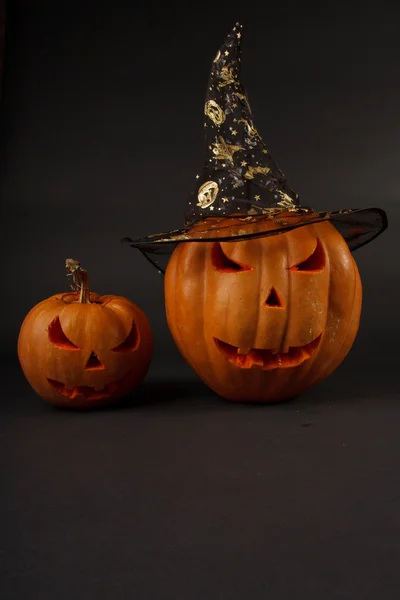 Laranja abóbora halloween no fundo azul escuro — Fotografia de Stock