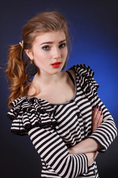 Schöne junge Mädchen in einer gestreiften Bluse — Stockfoto
