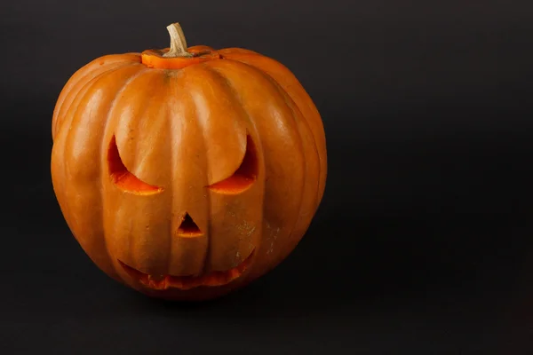 Orangener Halloween-Kürbis auf dunkelblauem Hintergrund — Stockfoto