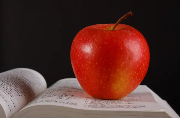 Apple over books — Stock Photo, Image