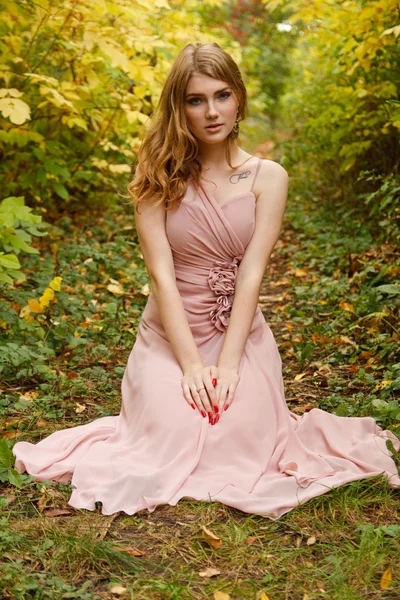 Hermosa chica en el bosque de otoño — Foto de Stock