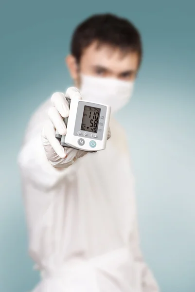 A doctor with an instrument for measuring pressure — Stock Photo, Image