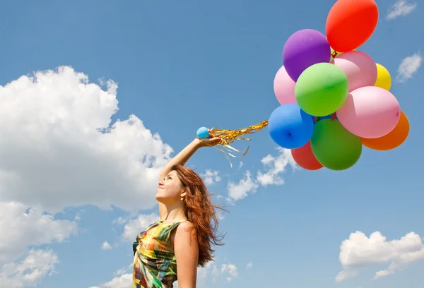 Gelukkig jonge vrouw en kleurrijke ballonnen — Stockfoto