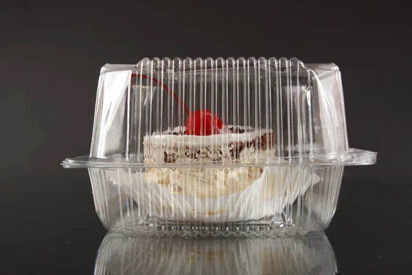 Gâteau frais dans un emballage plastique — Photo