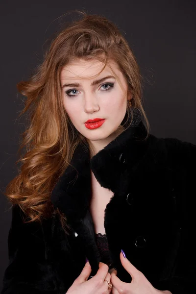 Joven chica sexy en un abrigo de piel — Foto de Stock