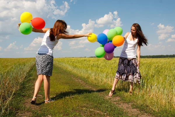 Gelukkig jonge vrouw en kleurrijke ballonnen — Stockfoto