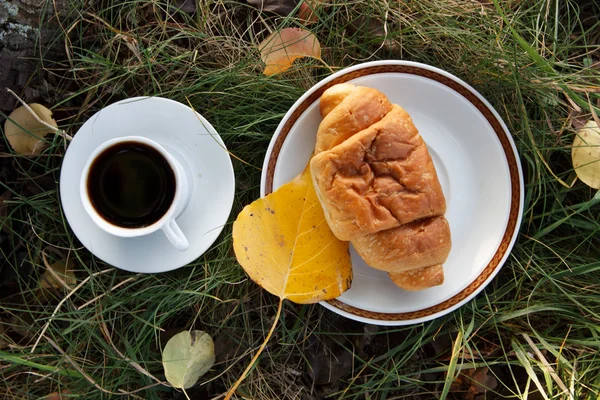 Herbstszene. Kaffee und Croissant. schöner Tag — Stockfoto