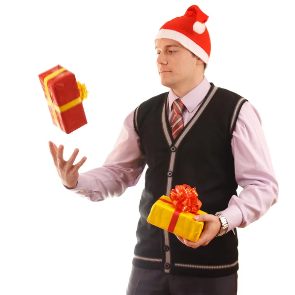 Giovane uomo d'affari in cappello di Babbo Natale che offre un regalo per voi — Foto Stock