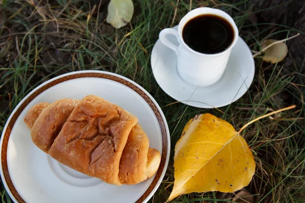 Podzimní scény. káva a croissant. krásný den — Stock fotografie