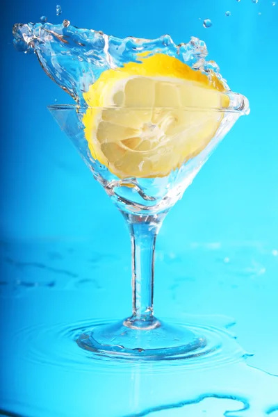 Martini mit Zitrone — Stockfoto