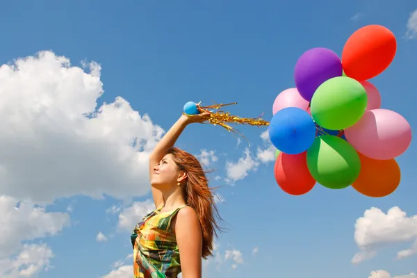 Boldog, fiatal nő, és a színes léggömbök — Stock Fotó