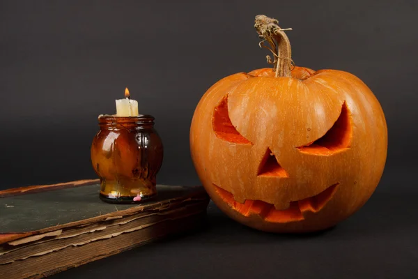 Oranje halloween pompoen op donker blauwe achtergrond — Stockfoto