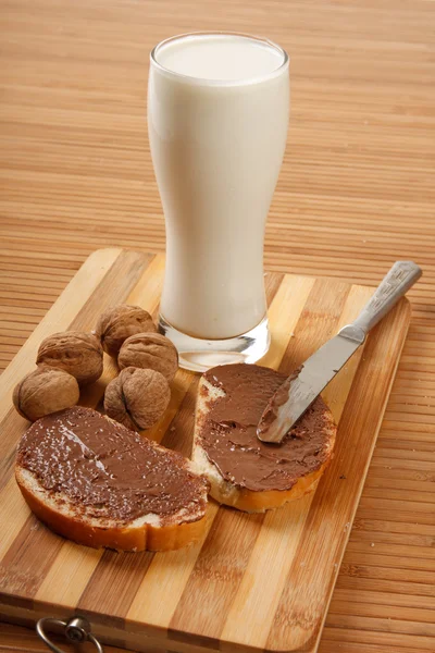 Pain avec tartinade au chocolat sur la table — Photo