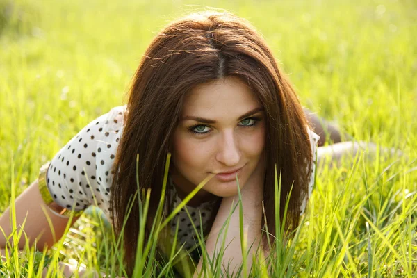 Молодая девушка пахнет желтыми цветами в поле — стоковое фото