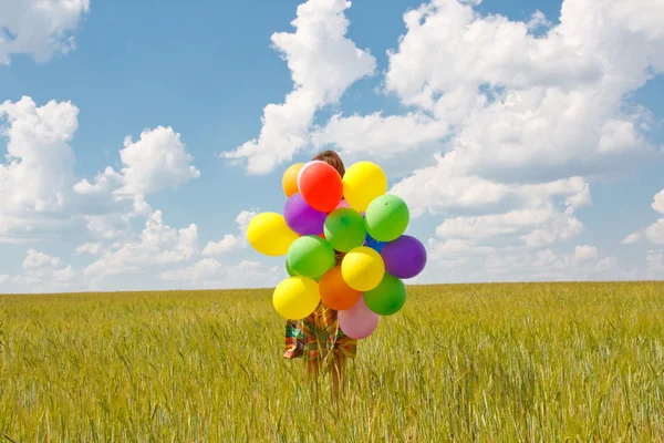 Mutlu genç kadın ve renkli balonlar — Stok fotoğraf
