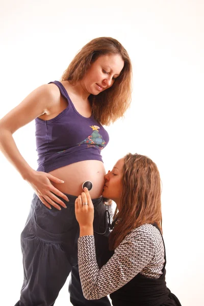 Ispezione di una donna incinta con uno stetoscopio — Foto Stock