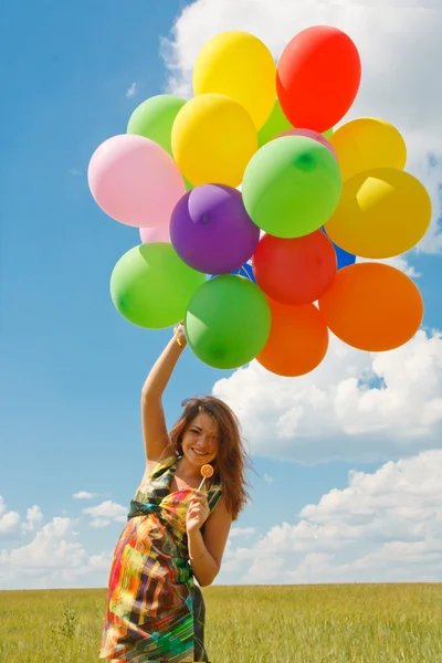 행복 한 젊은 여자와 다채로운 풍선 — 스톡 사진