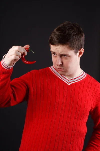 Ung kille äter peppar — Stockfoto