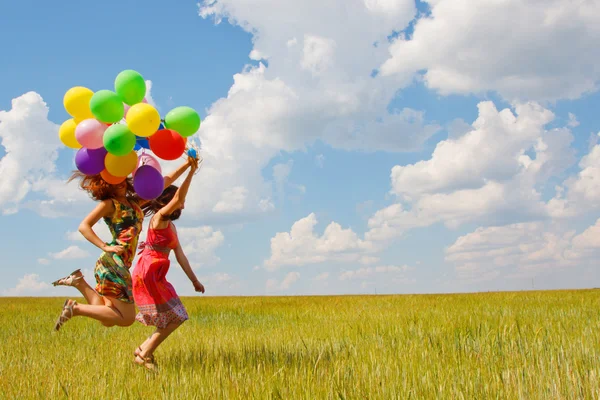 행복 한 젊은 여자와 다채로운 풍선 — 스톡 사진