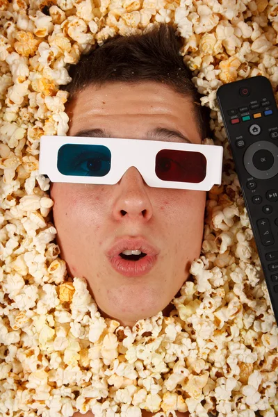Jonge kerel in de popcorn — Stockfoto