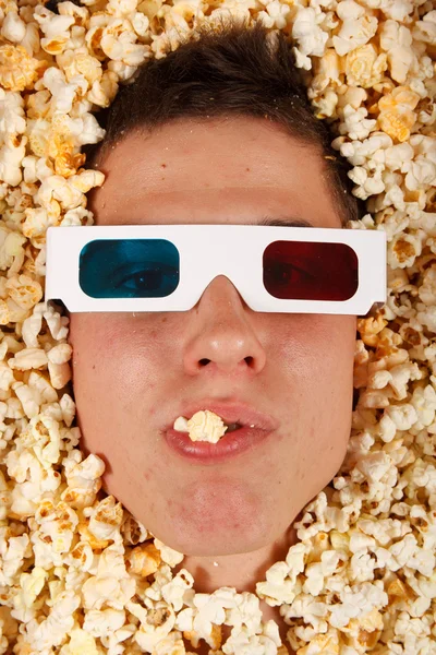 Junger Kerl im Popcorn — Stockfoto