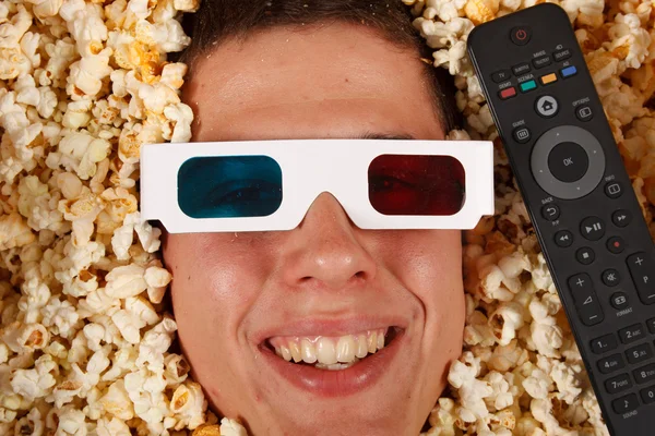 Ung kille i popcorn — Stockfoto