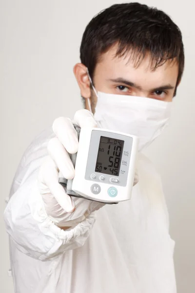A doctor with an instrument for measuring pressure — Stock Photo, Image