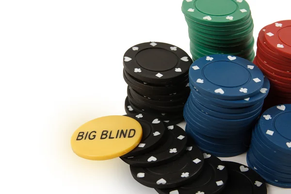 Bunte Pokerchips auf weißem Hintergrund — Stockfoto