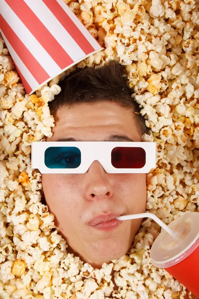 Jeune homme dans le pop-corn — Photo