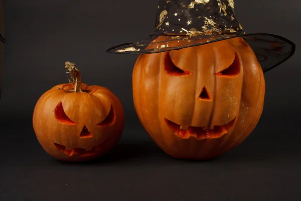 Laranja abóbora halloween no fundo azul escuro — Fotografia de Stock