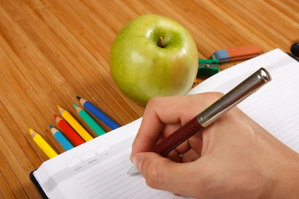 Fournitures scolaires sur une table en bois — Photo