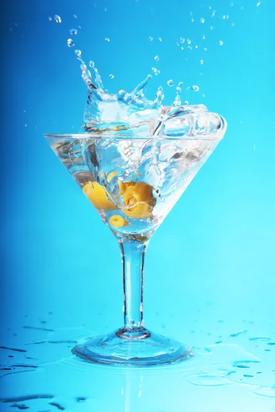 Uma azeitona salpicando em um martini — Fotografia de Stock