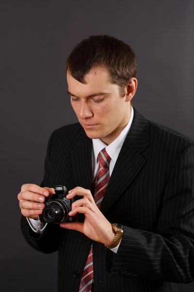 Uomo con una macchina fotografica — Foto Stock