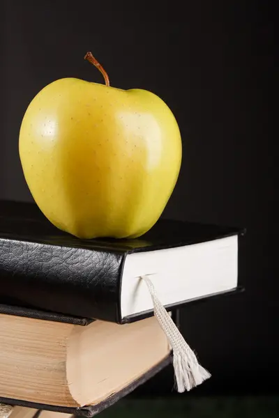 Apple over boeken — Stockfoto