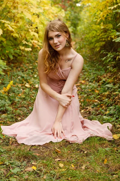 가을 숲 속의 아름다운 소녀 — 스톡 사진
