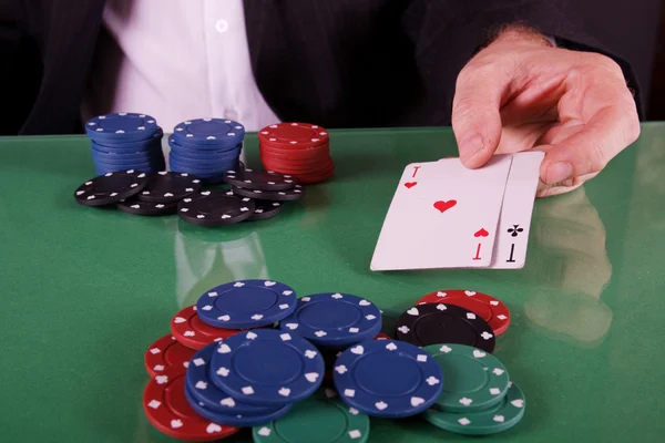 Homem a jogar poker — Fotografia de Stock