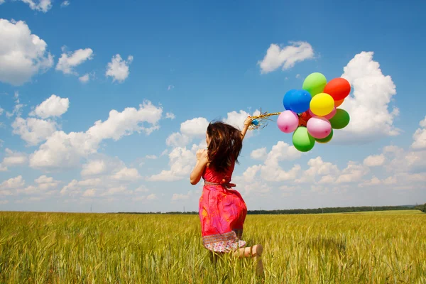 Felice giovane donna e palloncini colorati — Foto Stock