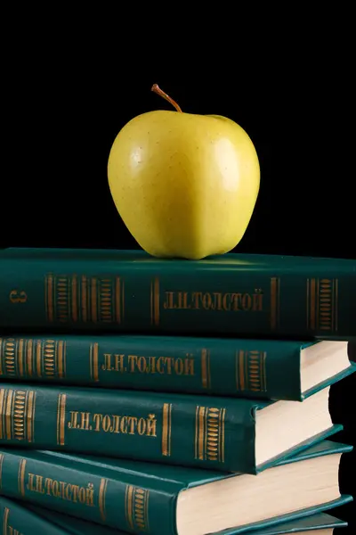 Manzana sobre libros —  Fotos de Stock