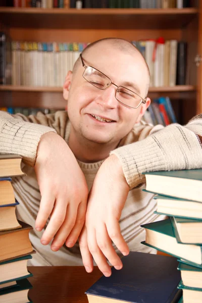 Man en boeken — Stockfoto