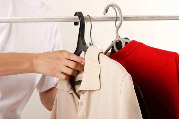 T-shirts op de hanger — Stockfoto