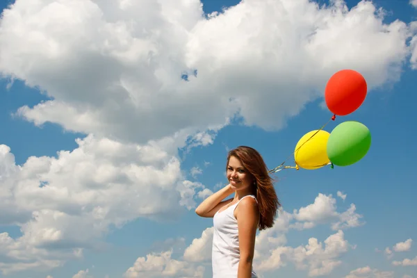 Glad ung kvinna och färgglada ballonger — Stockfoto