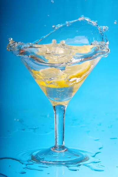 Un limón salpicando en un martini — Foto de Stock