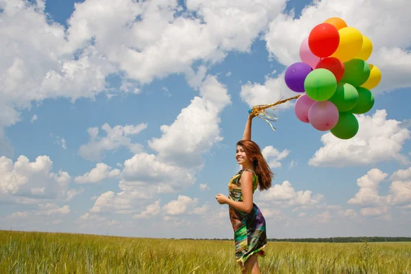 Mutlu genç kadın ve renkli balonlar — Stok fotoğraf