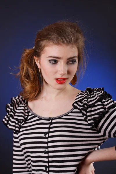 Vacker ung flicka i en randig blus — Stockfoto