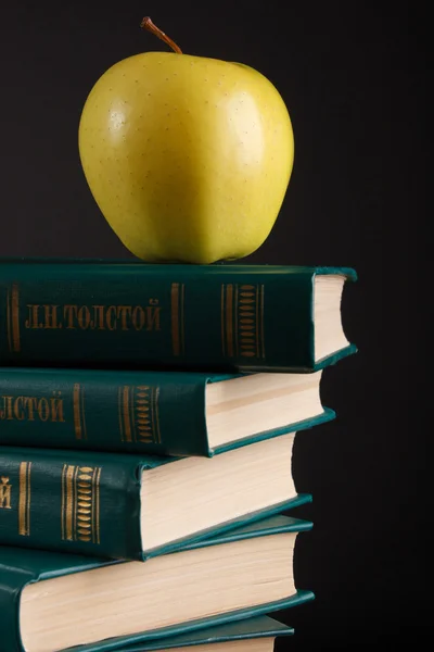 Manzana sobre libros —  Fotos de Stock