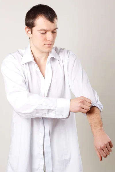 Ataque exitoso, fuerte y poderoso. Ponte las mangas de la camisa. camisa de hombre . — Foto de Stock