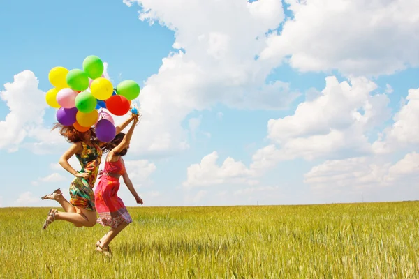 Kolorowe balony i szczęśliwy młodych kobiet — Zdjęcie stockowe